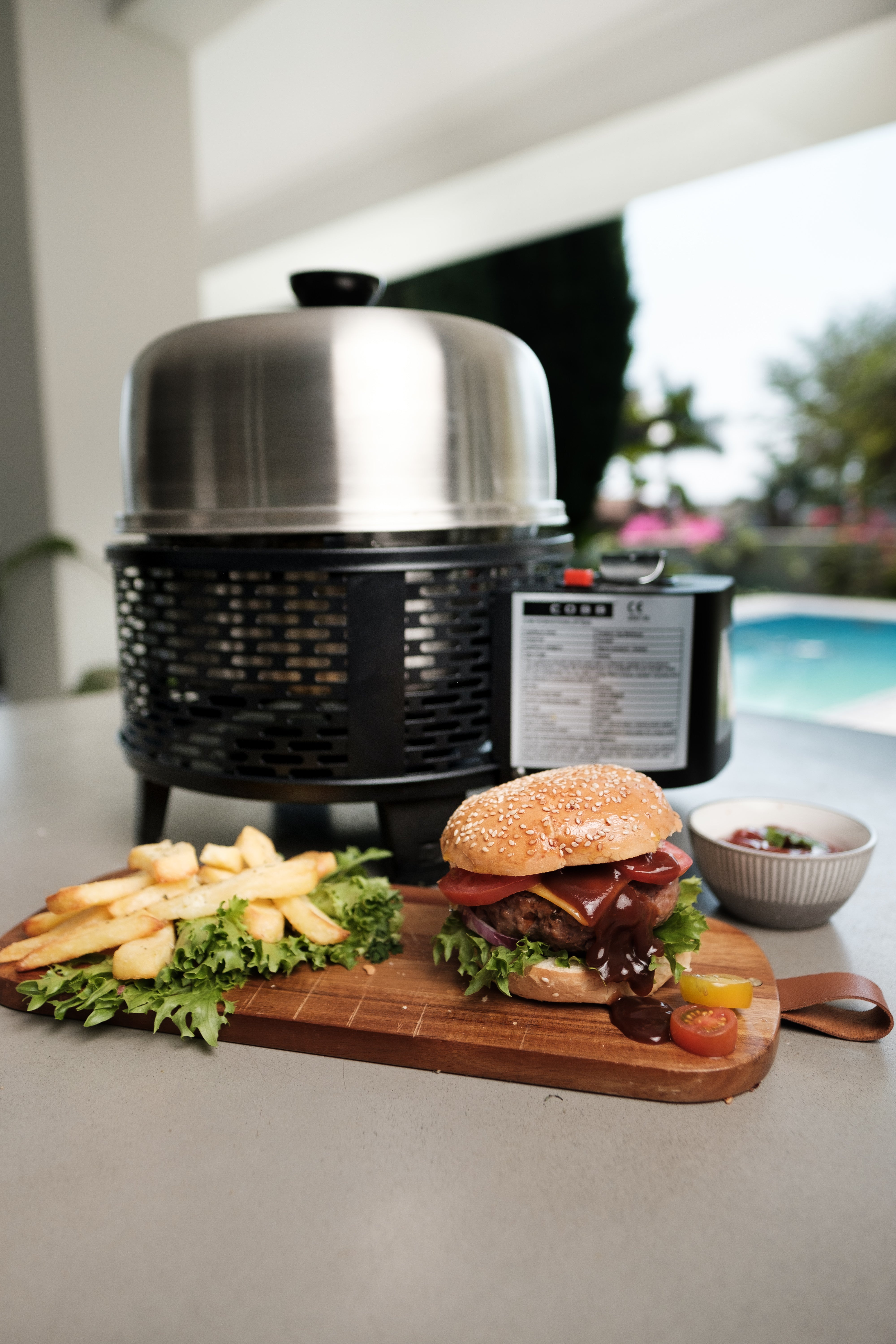 cobb-premier-pro-gas-mobiler-gasgrill-mit-schwarzem-netz-und-k-hler-au-enschale image 2