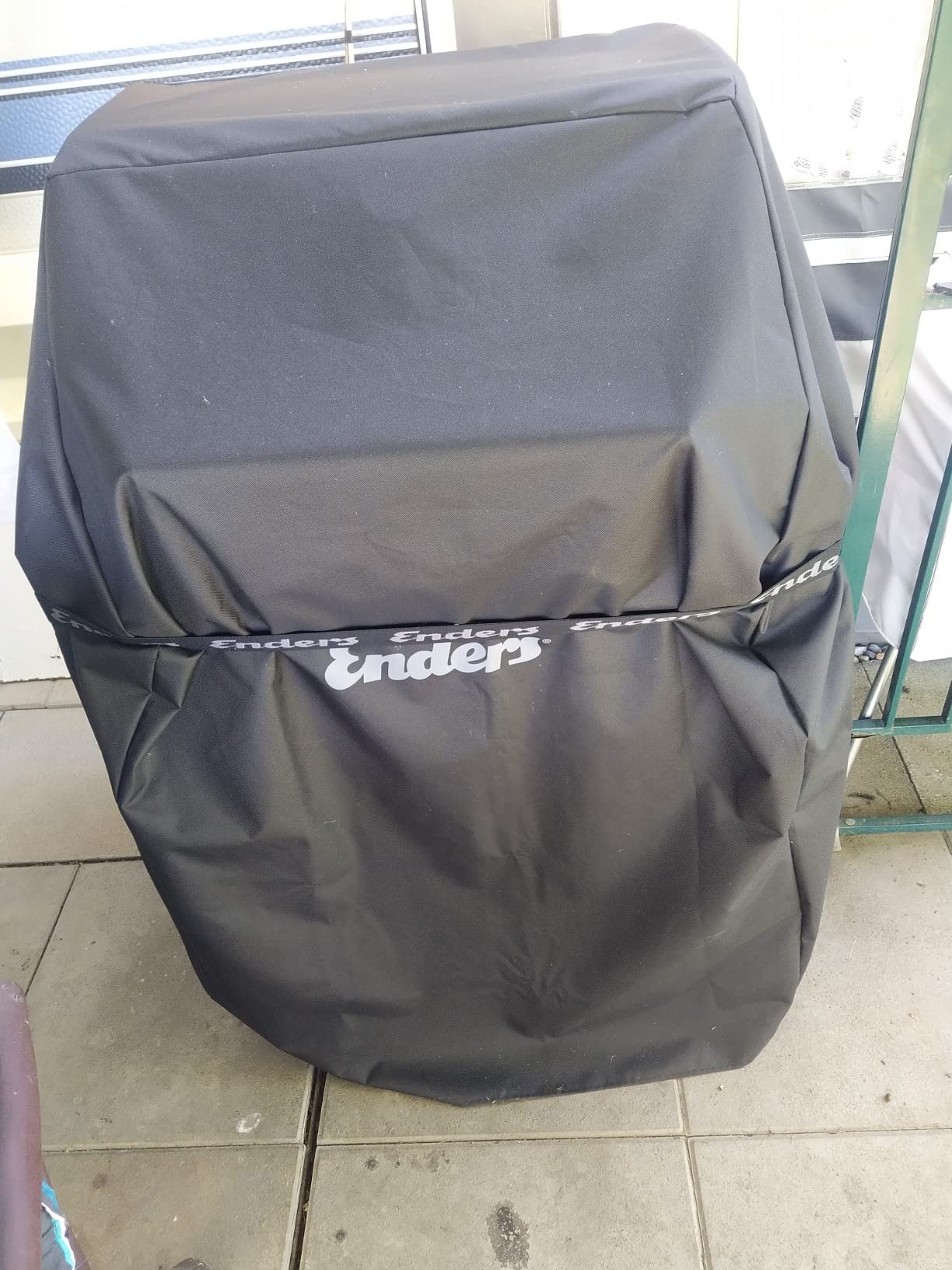 Schützt gut, riecht anfangs